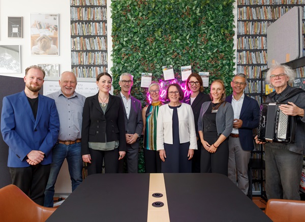 Oberbürgermeisterin und Förderverein bedanken sich bei den Unterstützern der Bildungs- und Beratungsangebote der Volkshochschule; Foto: Bilddokumentation der Stadt Regensburg